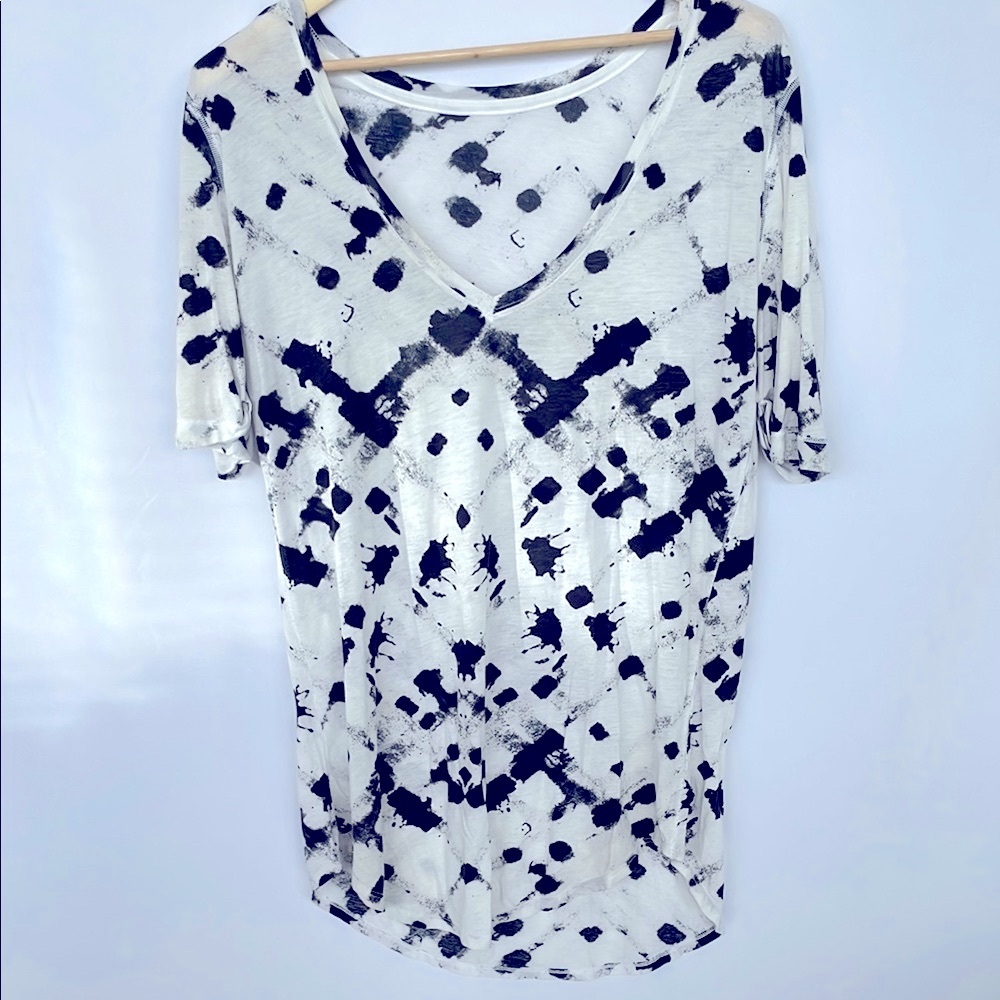 Lululemon Black and White Light weight Women's Top size L